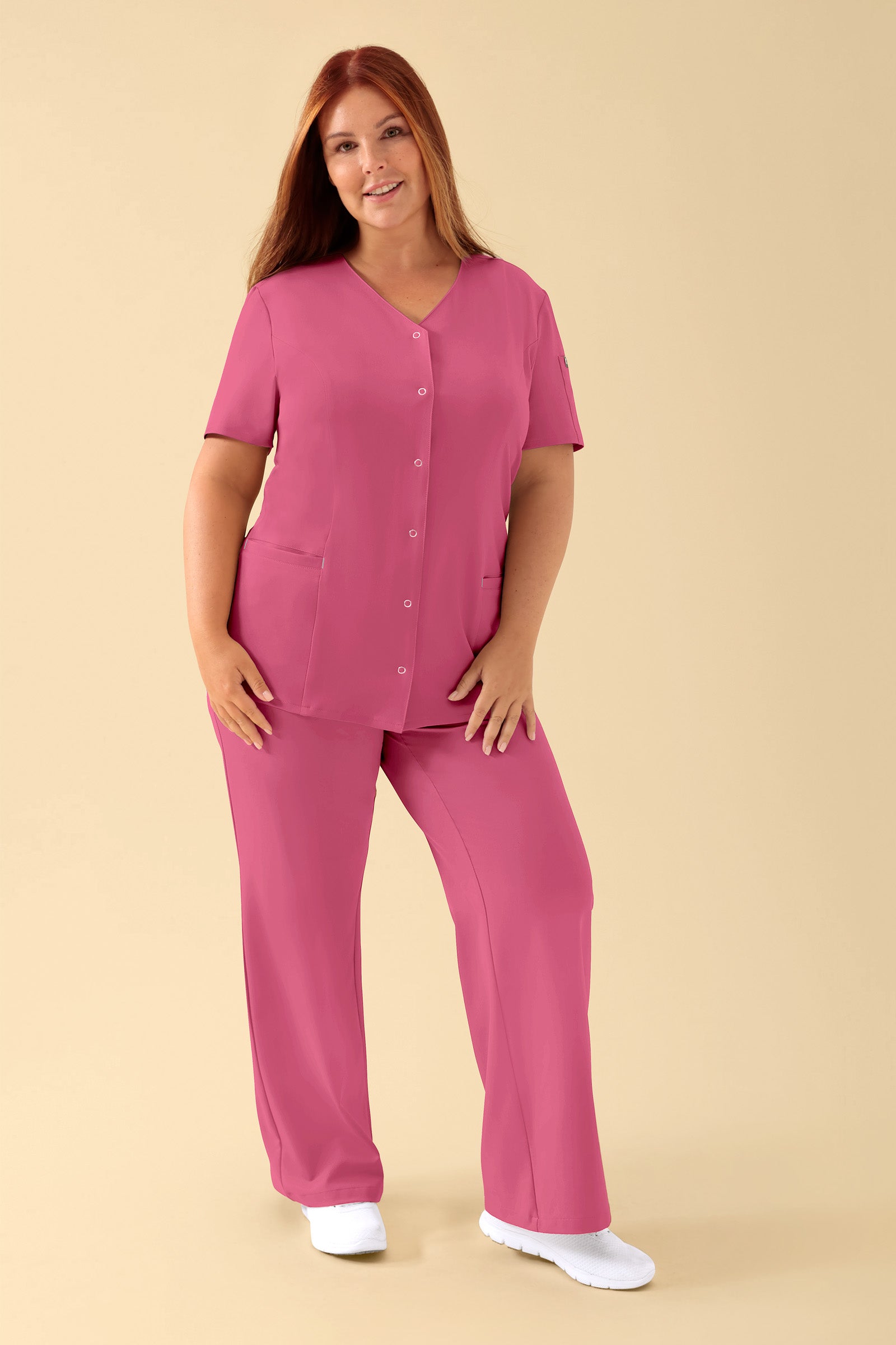 KAERE Kasack Damen - durchgeknöpft rosenholz, Vorderansicht Das Model ist 177 cm groß und trägt Größe XL