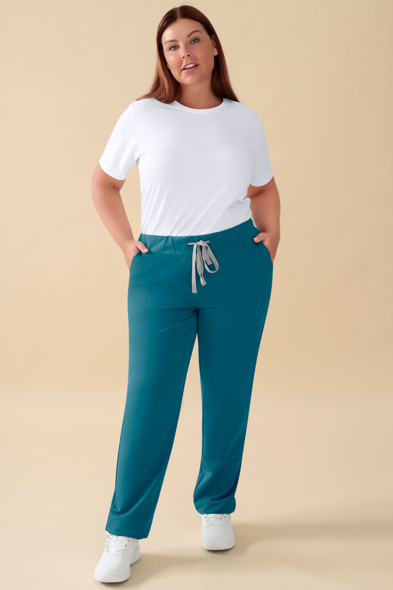 KAERE Hose Damen - gerader Saum ohne Beintaschen petrol, Vorderansicht Das Model ist 173 cm groß und trägt Größe XL