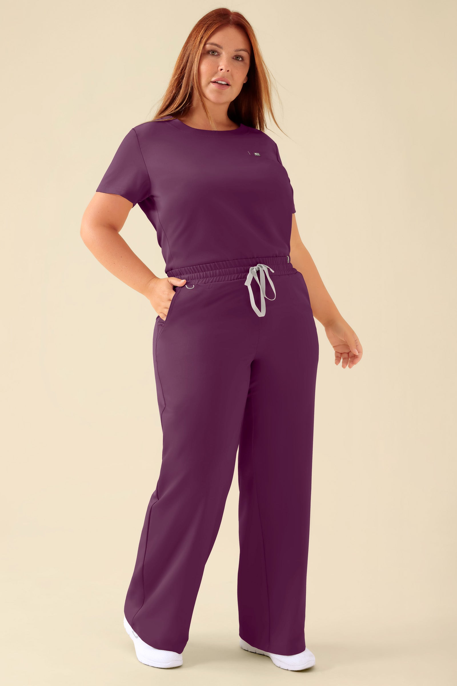 KAERE Hose Damen - weites Bein pflaume, Vorderansicht Das Model ist 173 cm groß und trägt Größe XL