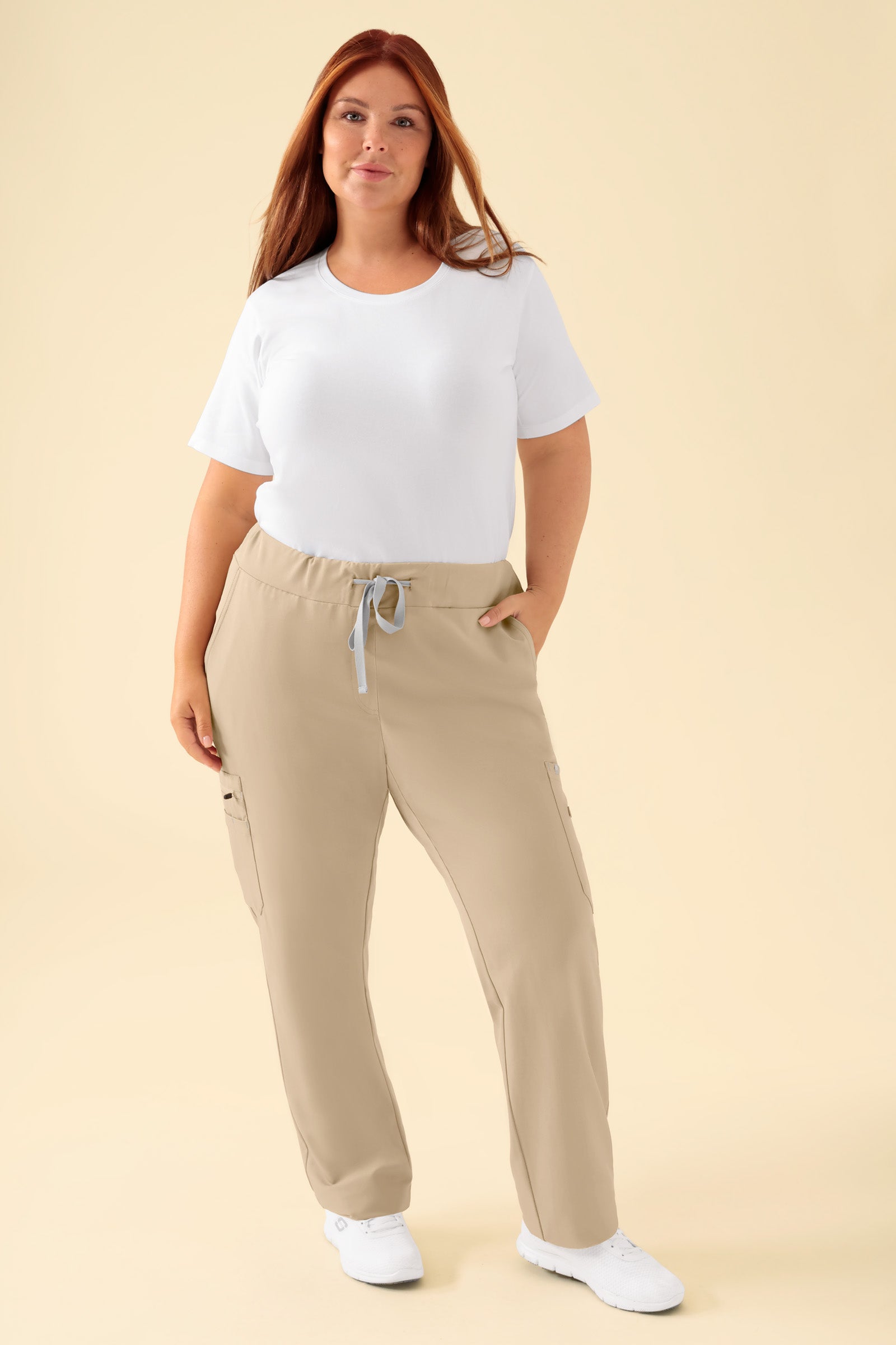 KAERE Hose Damen - gerader Saum mit Beintaschen sand, Vorderansicht Das Model ist 173 cm groß und trägt Größe XL
