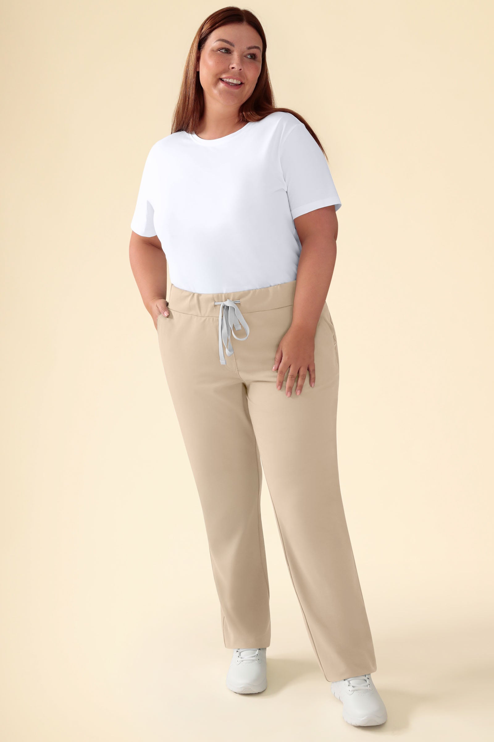 KAERE Hose Damen - gerader Saum ohne Beintaschen sand, Vorderansicht Das Model ist 173 cm groß und trägt Größe XL