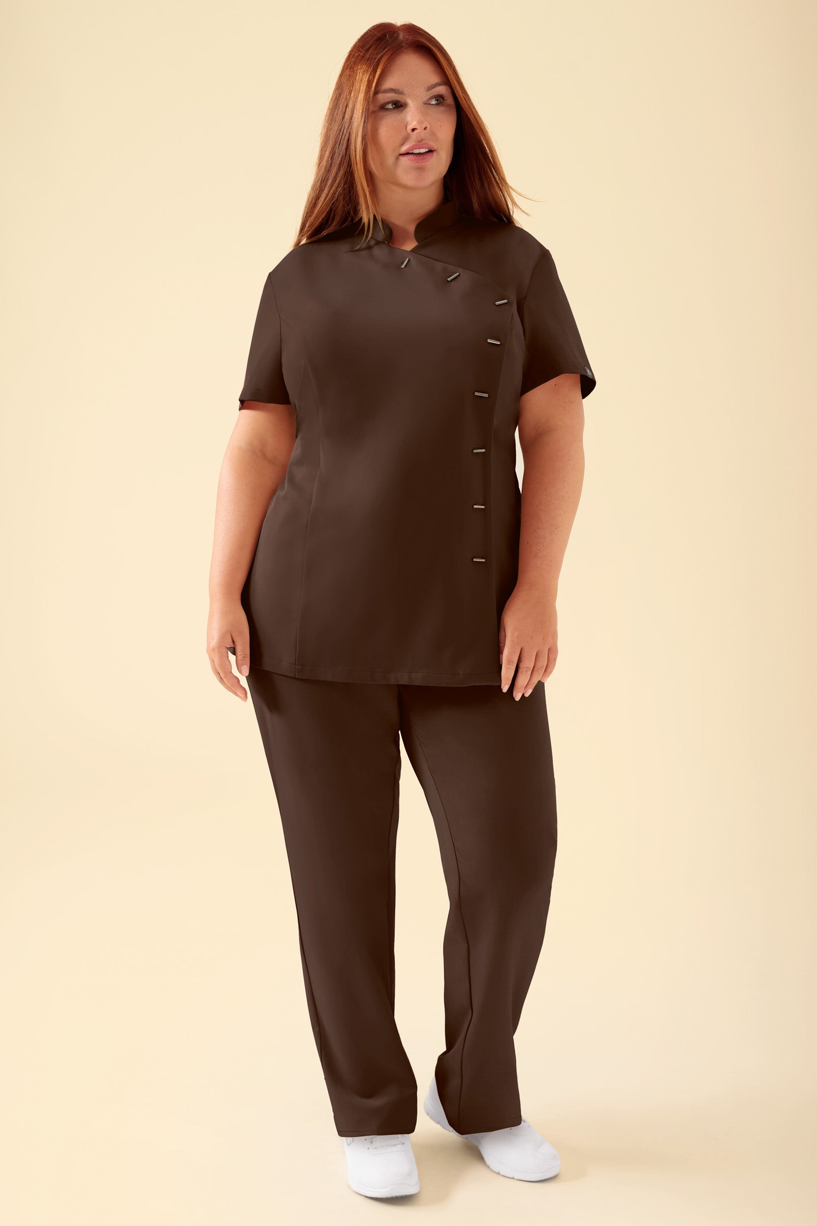 KAERE Kasack Damen - asymmetrische Knopfleiste coffee, Vorderansicht Das Model ist 173 cm groß und trägt Größe XL