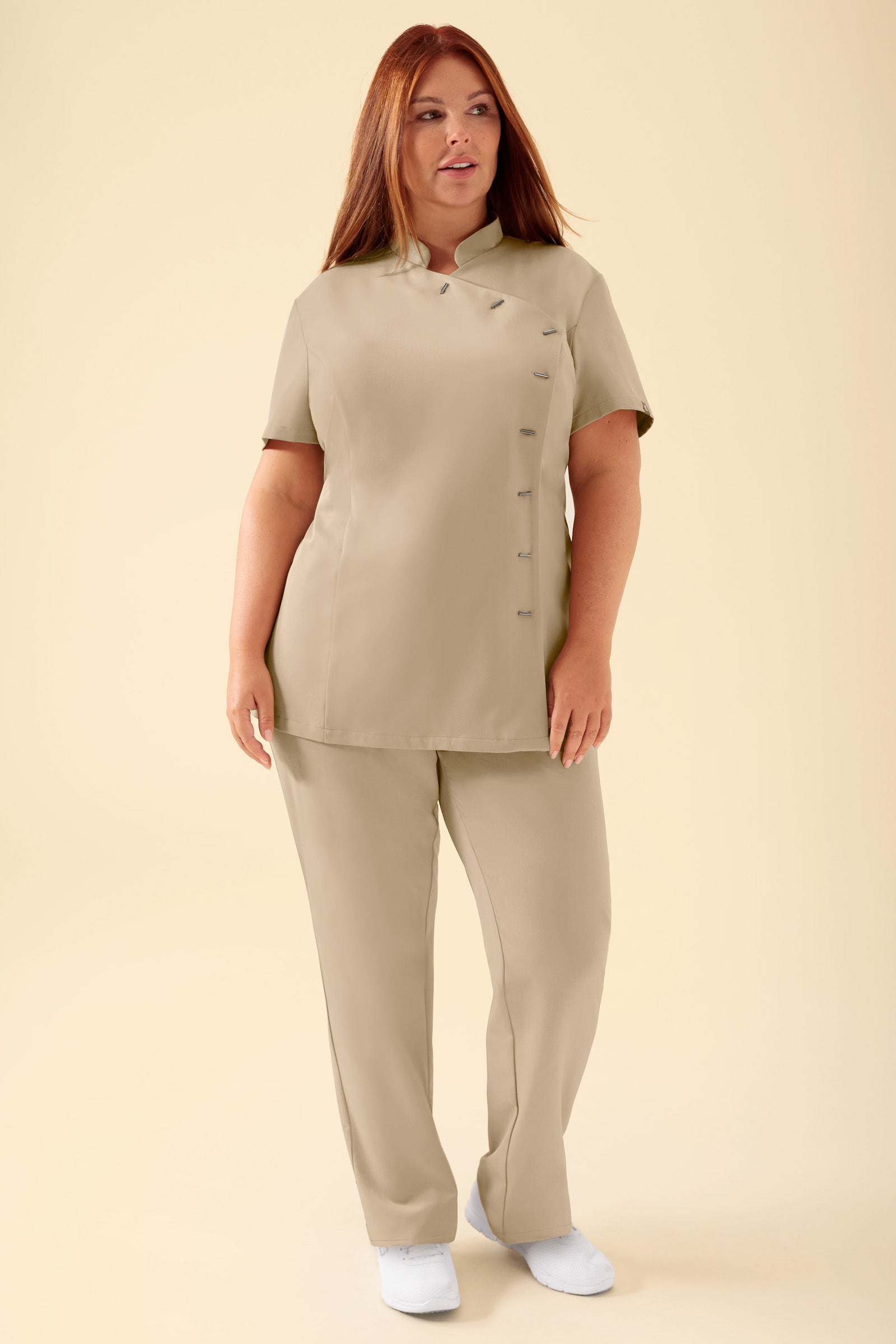 KAERE Kasack Damen - asymmetrische Knopfleiste sand, Vorderansicht Das Model ist 173 cm groß und trägt Größe XL