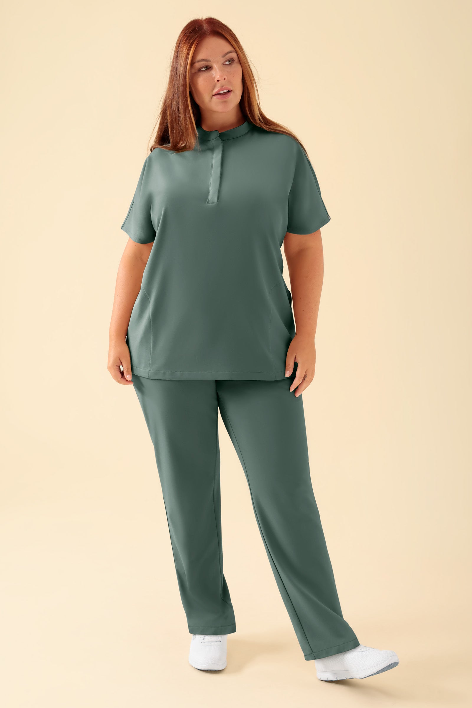 KAERE Schlupfkasack Damen - Stehkragen dunkelgrün, Vorderansicht Das Model ist 173 cm groß und trägt Größe XL