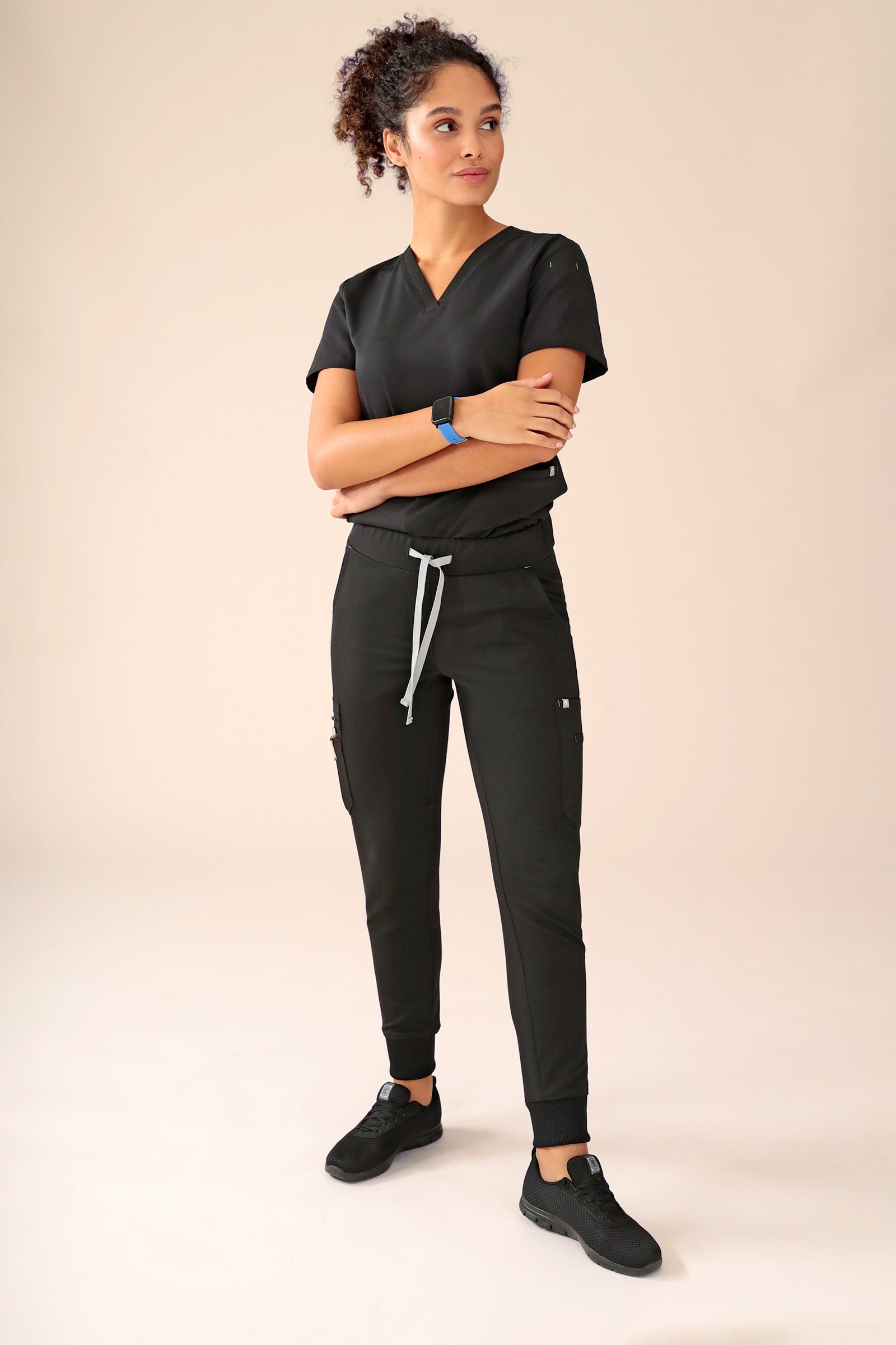 KAERE Hose Damen - Saumbündchen mit Beintaschen schwarz, Vorderansicht Das Model ist 176 cm groß und trägt Größe S