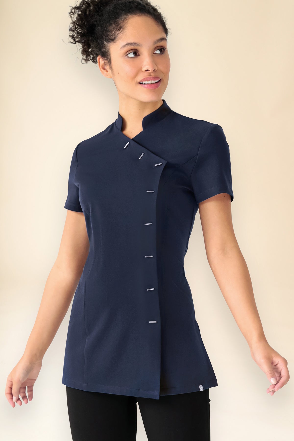 KAERE Kasack für Damen – marineblaue, taillierte medizinische Tunika mit kurzen Ärmeln, asymmetrischer Knopfleiste und Stehkragen.