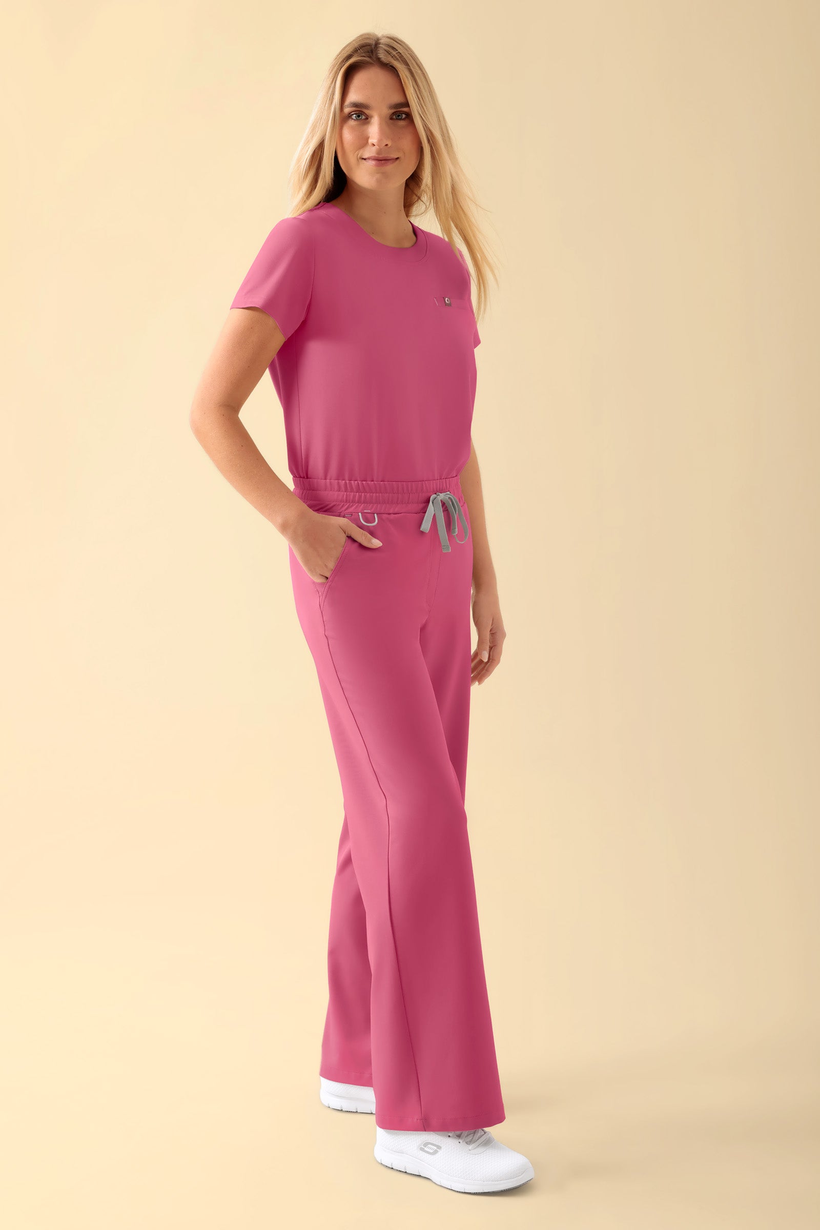 KAERE Hose Damen - weites Bein rosenholz, Vorderansicht Das Model ist 177 cm groß und trägt Größe S