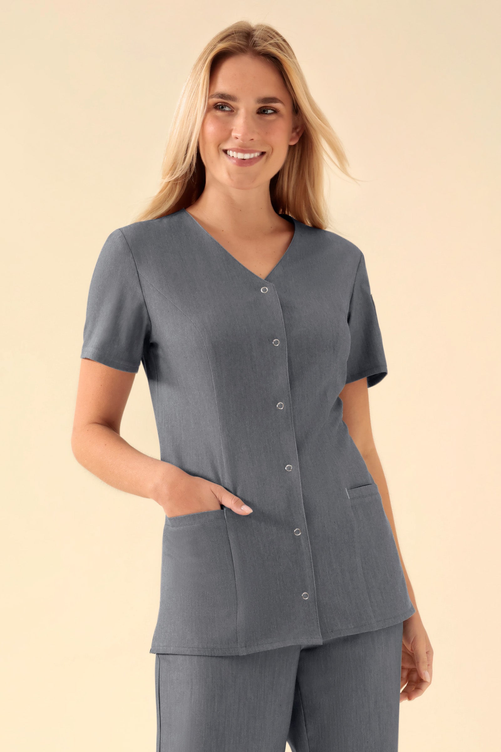 KAERE Kasack Damen - durchgeknöpft dunkelgrau melange, Vorderansicht Das Model ist 177 cm groß und trägt Größe S