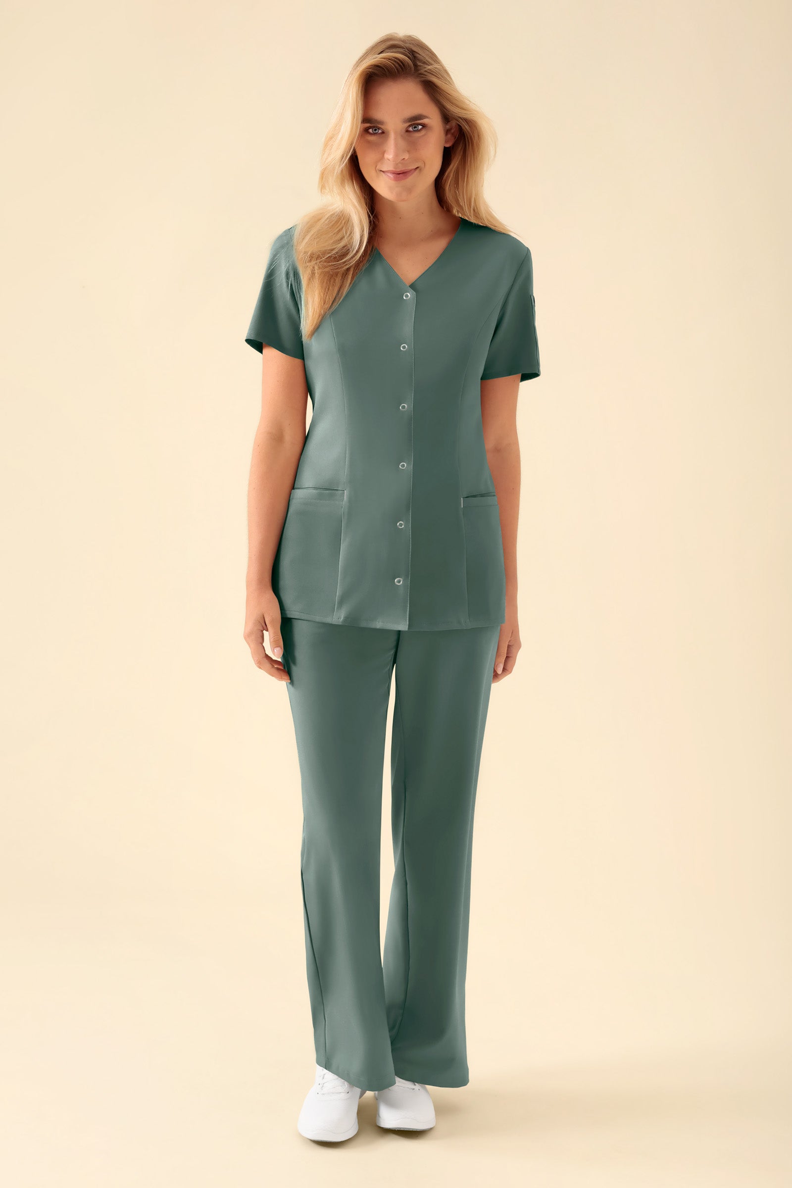 KAERE Kasack Damen - durchgeknöpft dunkelgrün, Vorderansicht Das Model ist 177 cm groß und trägt Größe S