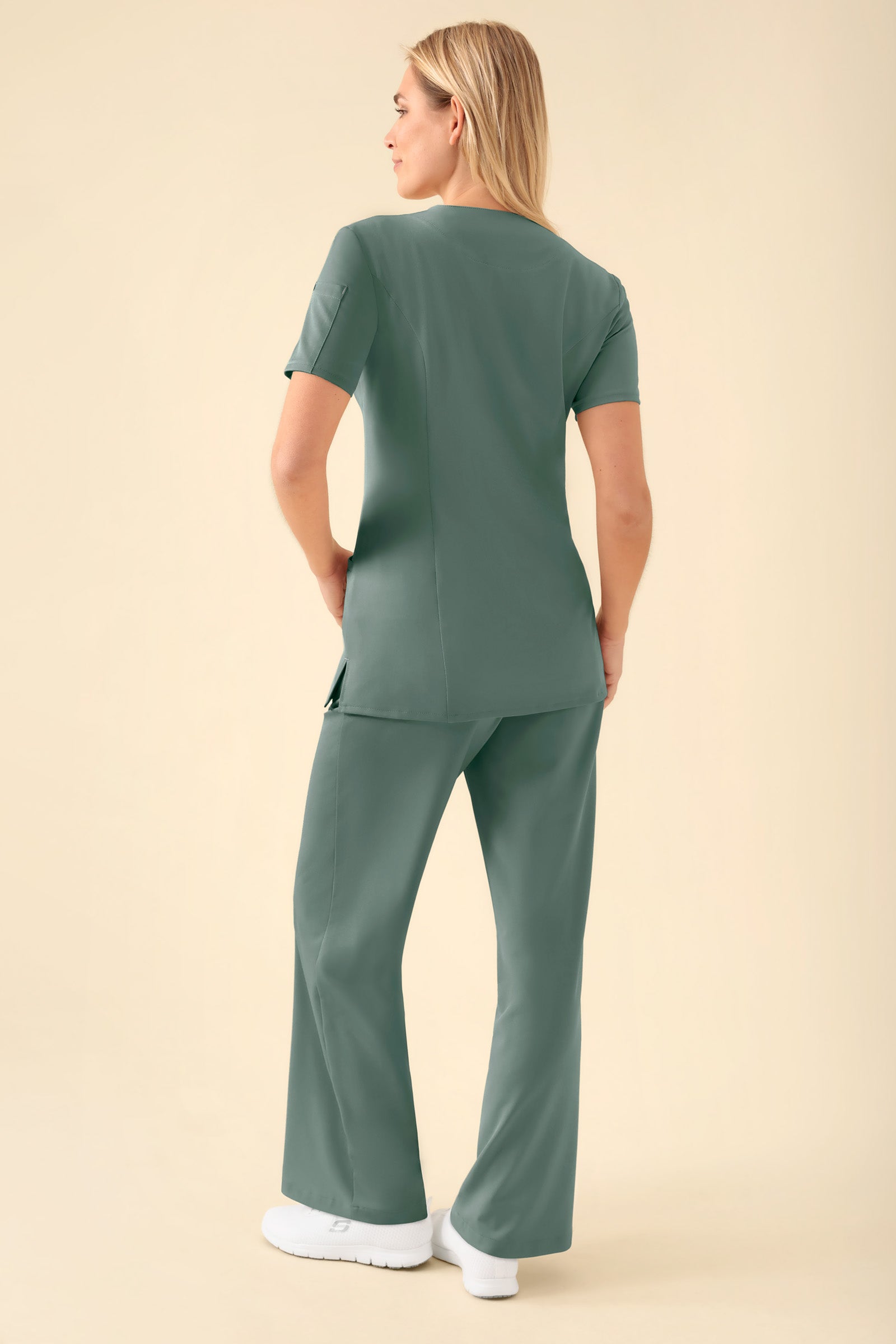 KAERE Kasack Damen - durchgeknöpft dunkelgrün, Vorderansicht Das Model ist 177 cm groß und trägt Größe S