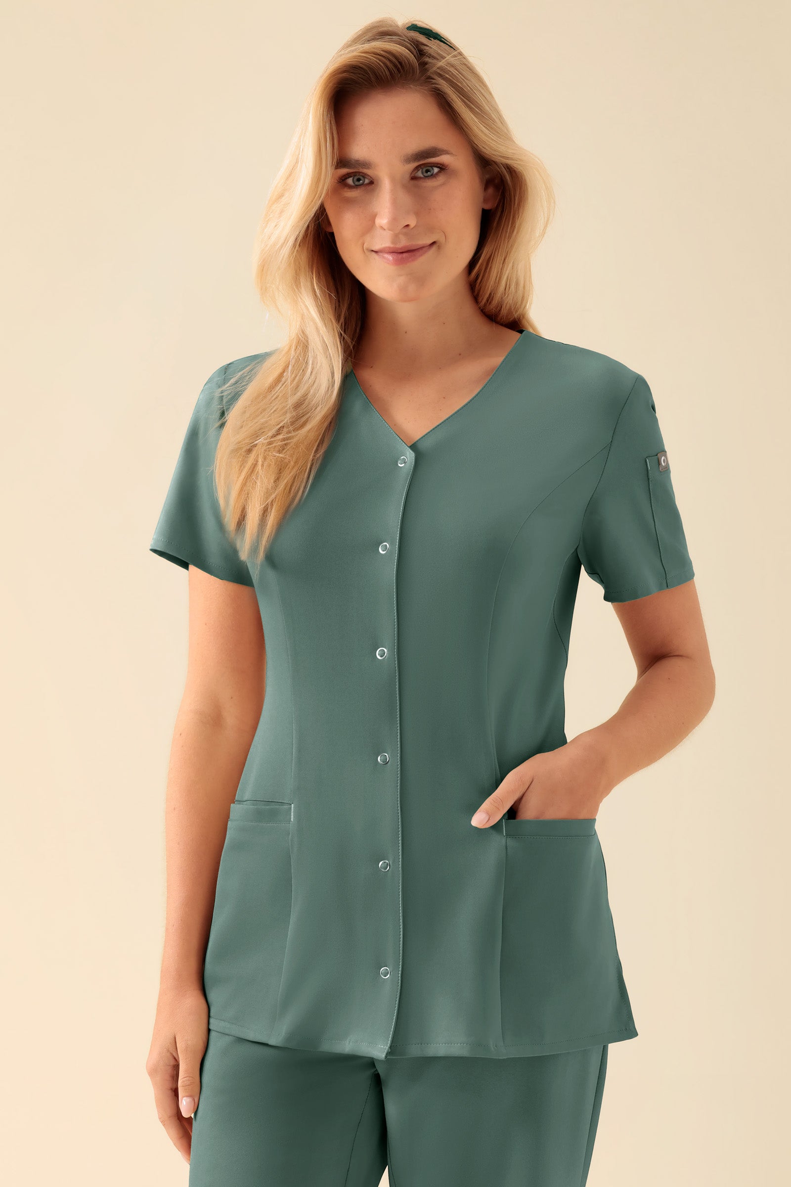 KAERE Kasack Damen - durchgeknöpft dunkelgrün, Vorderansicht Das Model ist 177 cm groß und trägt Größe S