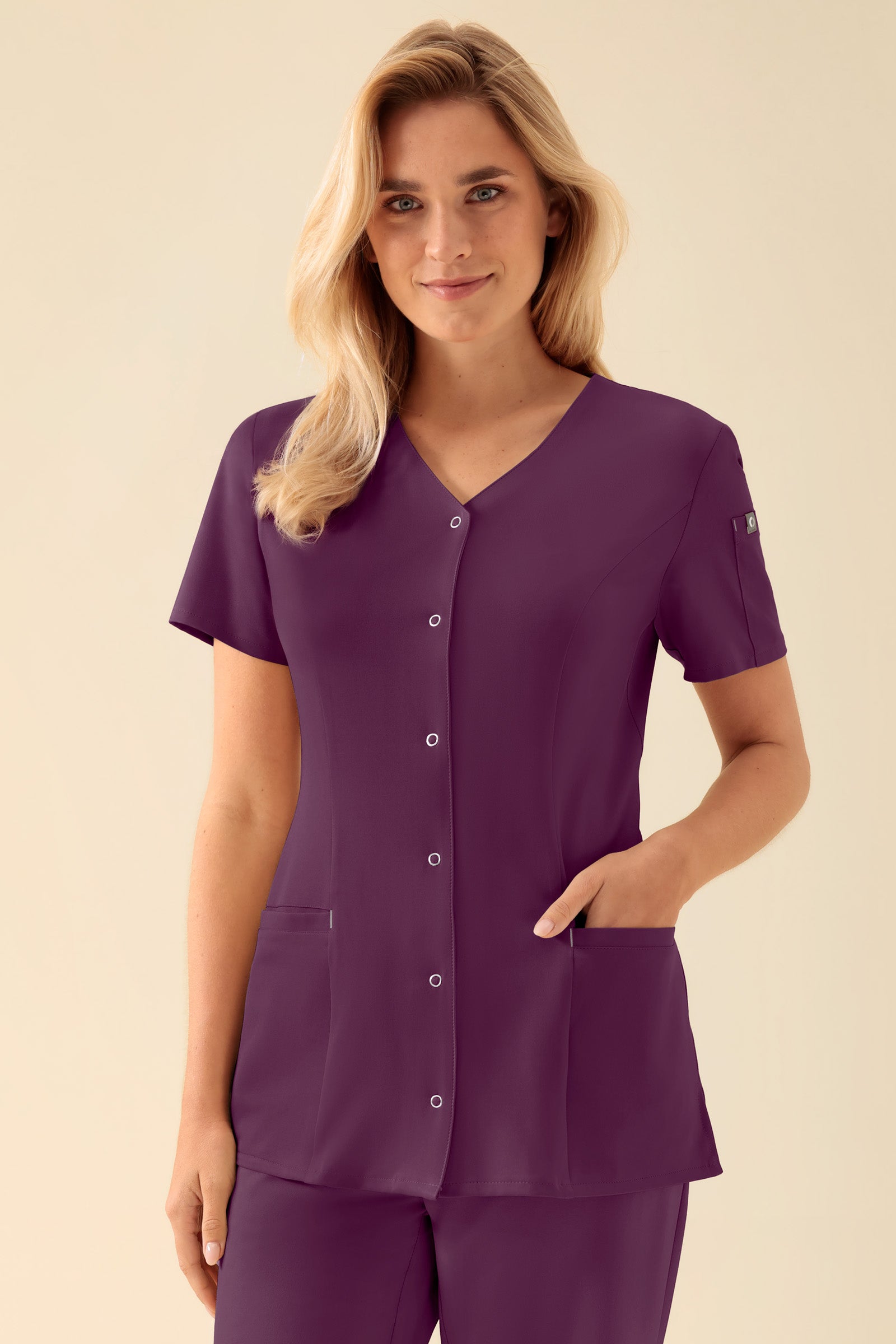 KAERE Kasack Damen - durchgeknöpft pflaume, Vorderansicht Das Model ist 177 cm groß und trägt Größe S