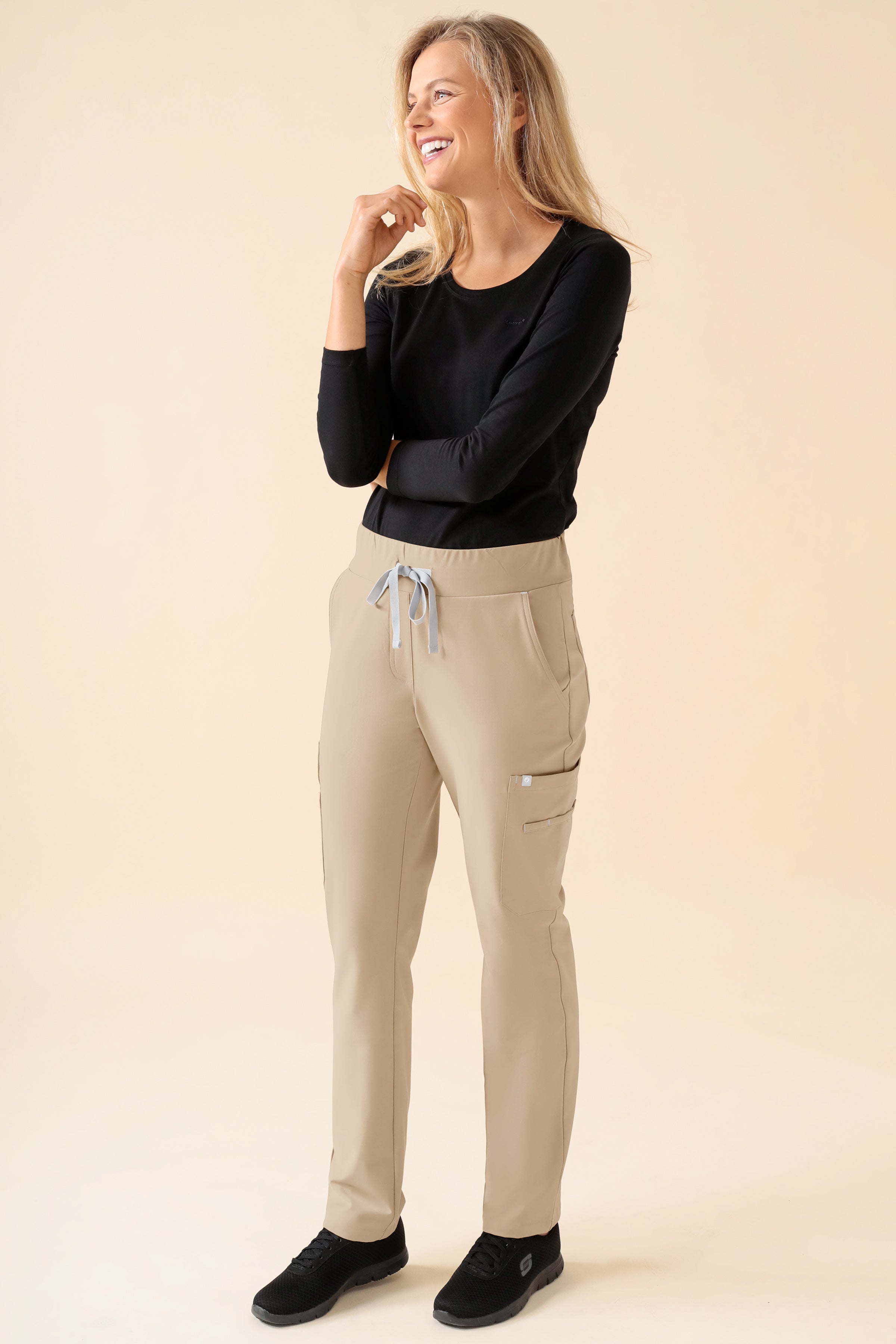 KAERE Hose Damen - gerader Saum mit Beintaschen sand, Vorderansicht Das Model ist 178 cm groß und trägt Größe S