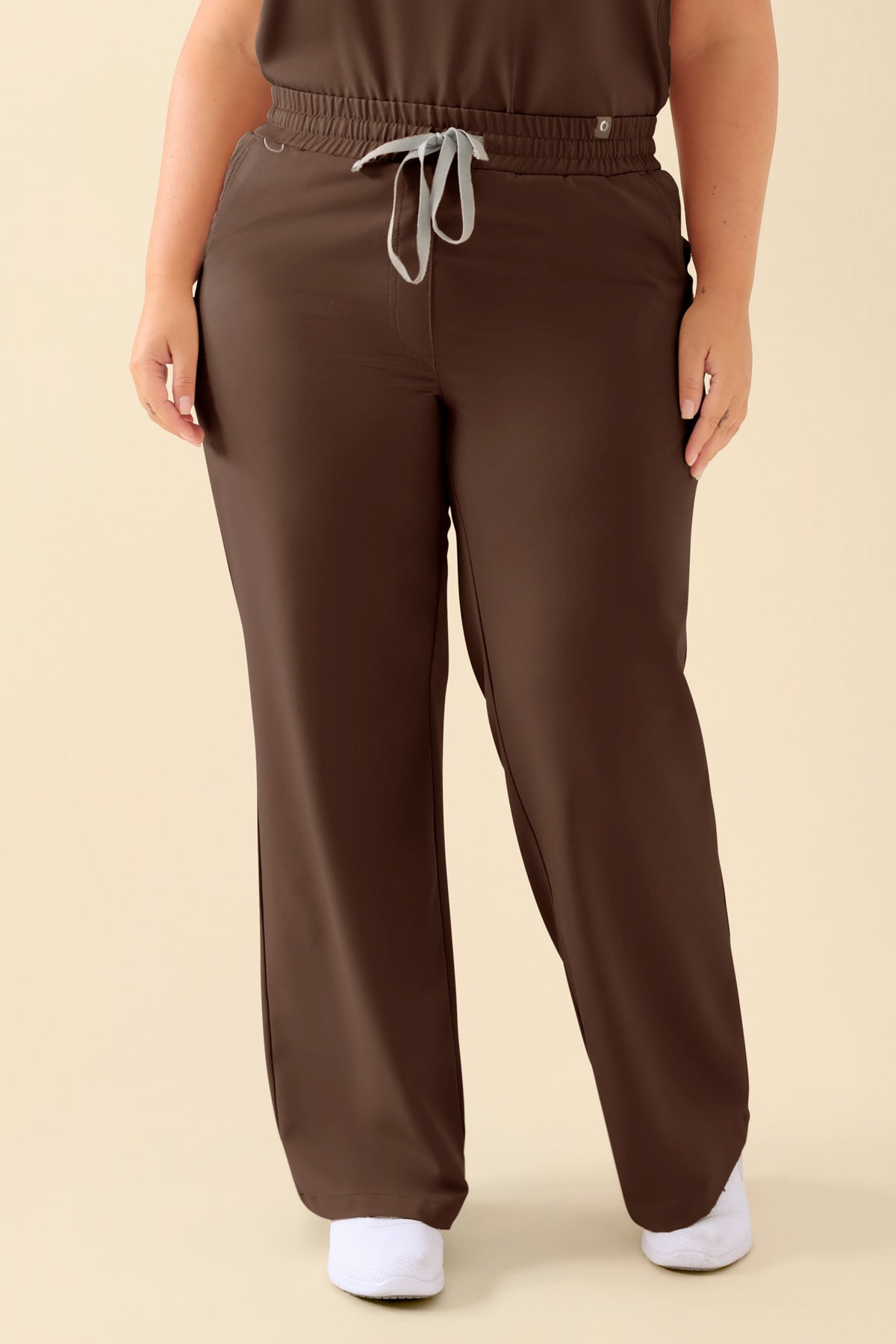 KAERE Hose für Damen – Coffee Scrub-Hose mit weitem Bein, ausgestattet mit einem bequemen, elastischen Bund mit Kordelzug und einer lockeren Passform mit weitem Bein., Vorderansicht 