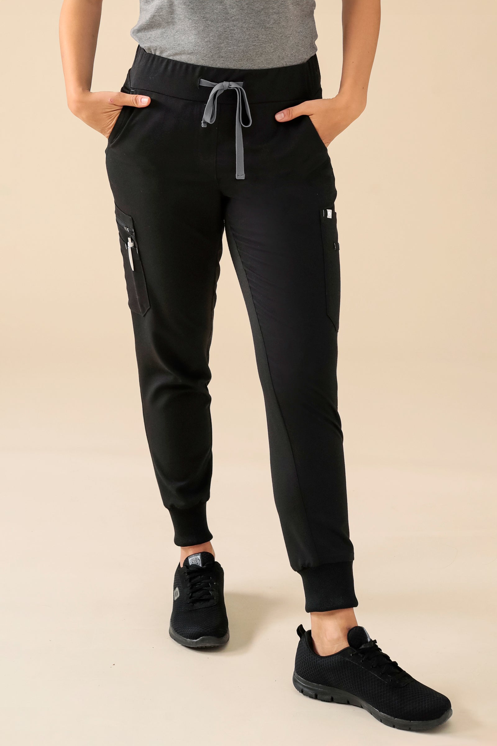 KAERE Hose Damen - Saumbündchen Kurzgr. mit Beintaschen schwarz, Vorderansicht 