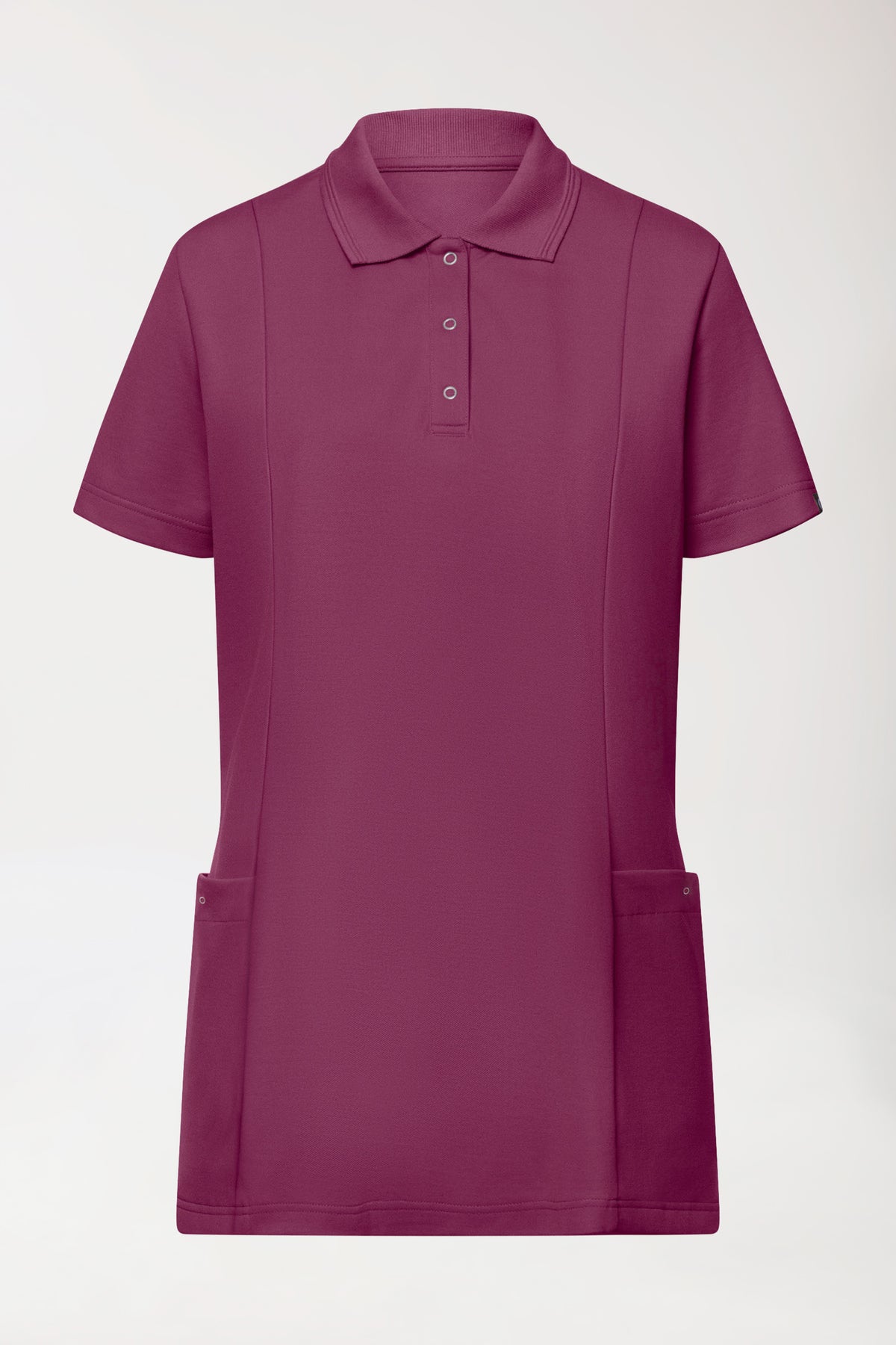 Beerenfarbenes COMFY FLEX Stretch-Schlupfoberteil für Damen im Scrub-Stil mit Polokragen, einer Knopfleiste mit drei Knöpfen und zwei großen Seitentaschen., Vorderansicht 