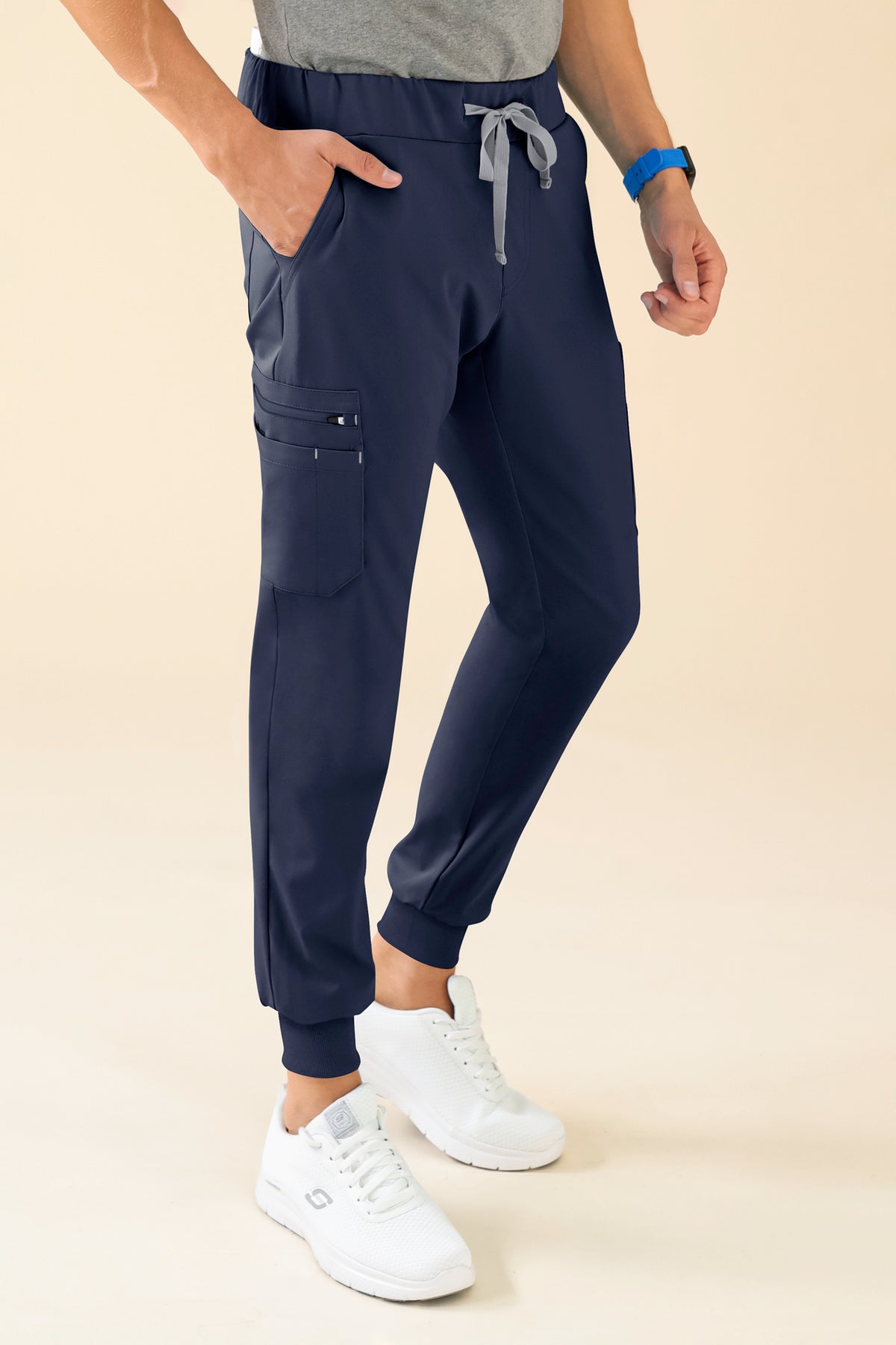 Marineblaue KAERE-Hose für Herren – Saumbündchen mit Beintaschen, Scrub-Jogginghose mit Kordelzug in der Taille, Cargotaschen, elastischen Bündchen, kontrastierenden Streifen und einer antibakteriellen Ausrüstung gemäß EN ISO 20743.