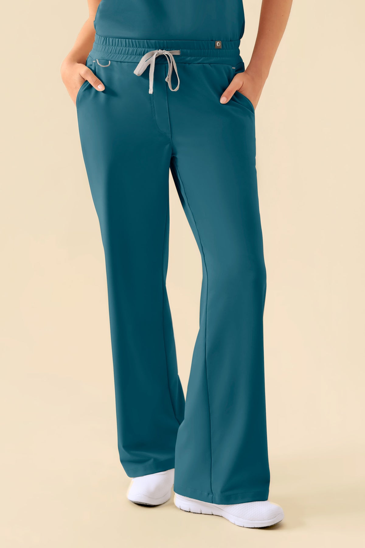 KAERE Hose Damen – weites Bein, petrol: eine tealfarbene Hose mit weitem, locker sitzendem Bein, einem bequemen Kordelzug in der Taille und einem praktischen elastischen Bund.