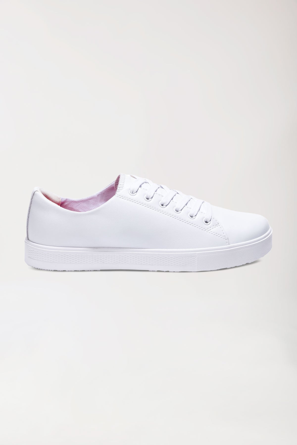 CLINIC DRESS Unisex-Arbeitsschuh – wasserabweisend, weiß: weißer Schnürsneaker aus Leder mit einer dicken, rutschfesten Sohle und rosa Innenfutter., Vorderansicht 