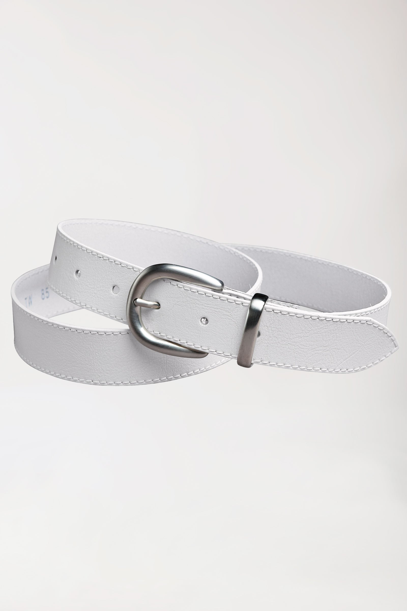 Gürtel mit Schnalle in silber. Weiß
