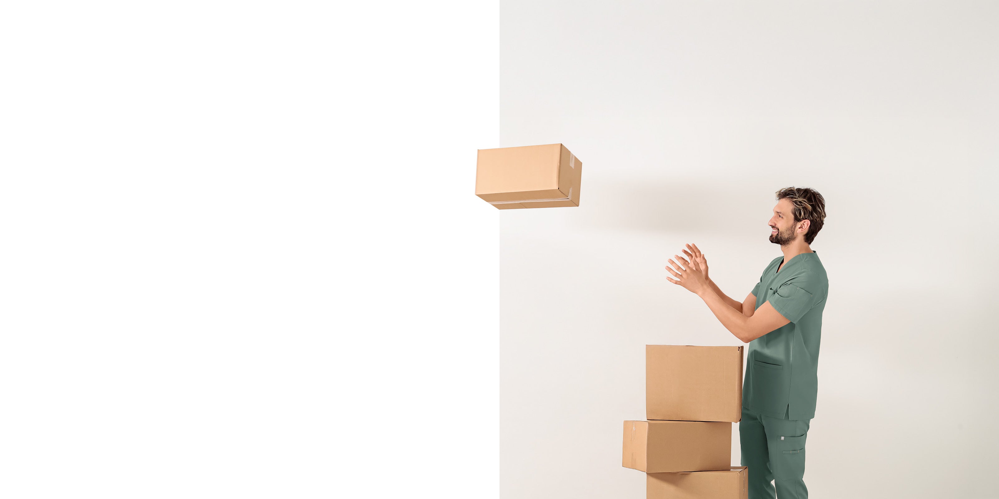 Ein Herren-Model fängt ein auf ihn zufliegendes Paket.