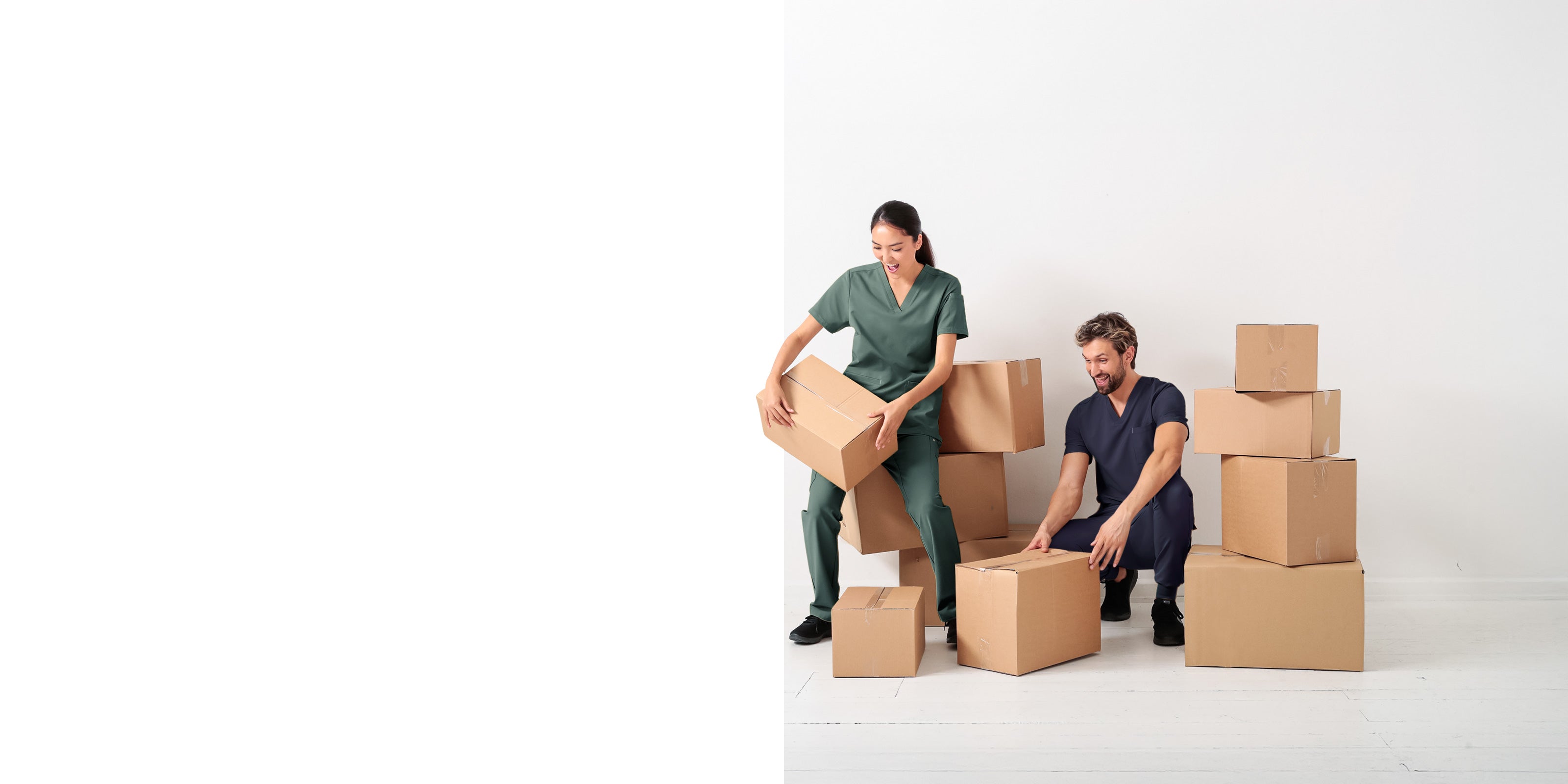 Damen- und Herren-Model umgeben von verpackten Paketen.