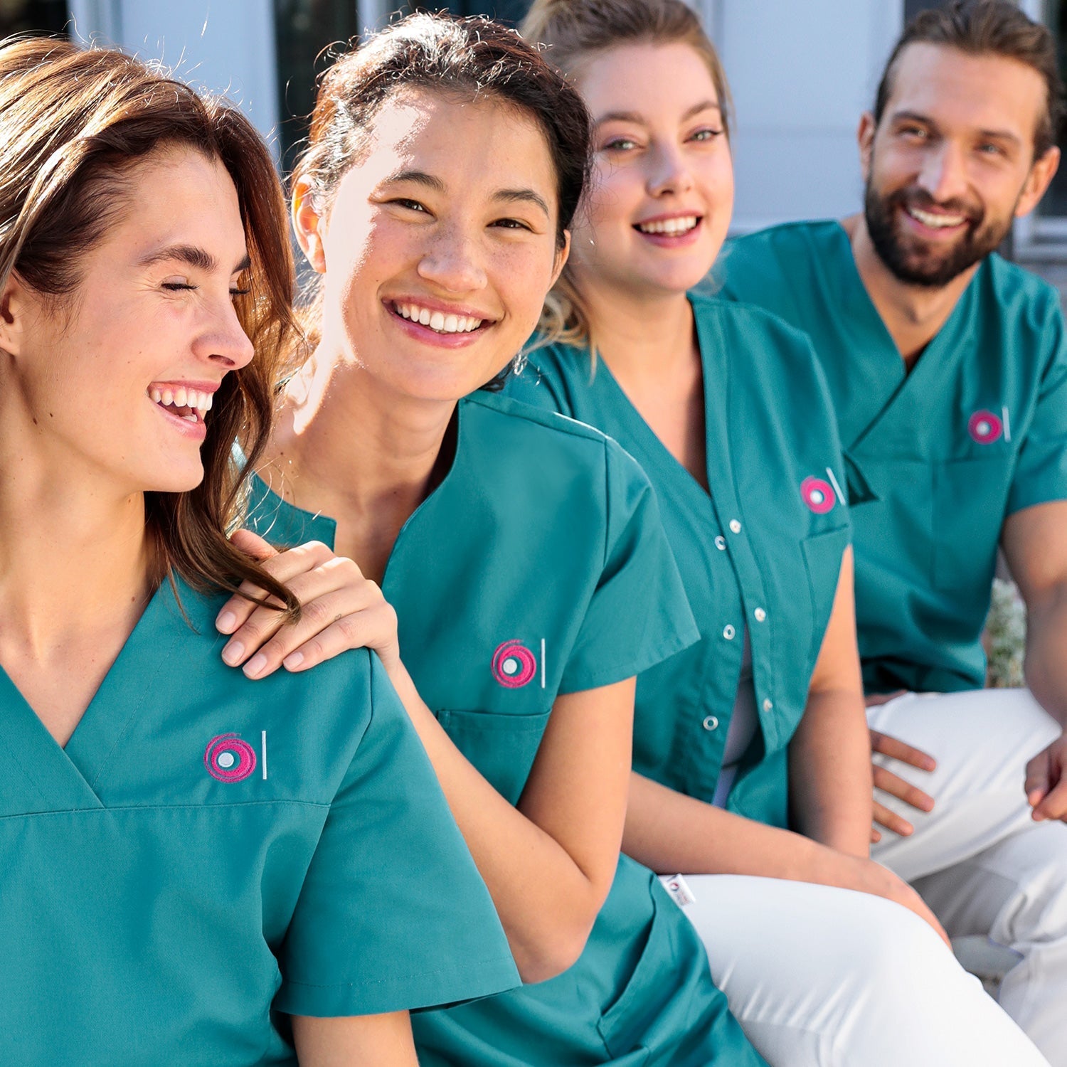 Team in hellblauen Kasacks mit Logo-Stick auf der Brust.