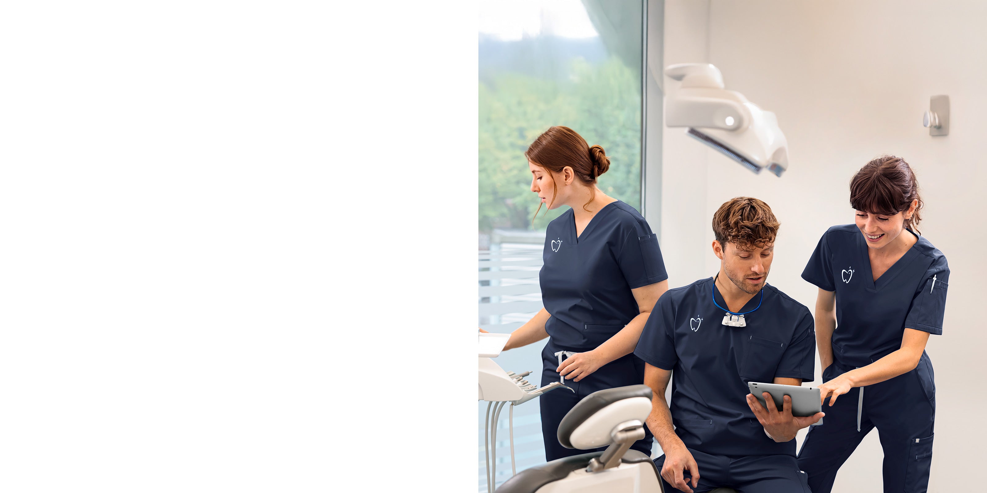 Teamaufnahme in KAERE Outfits mit besticktem Logo aus der Zahnarztpraxis.